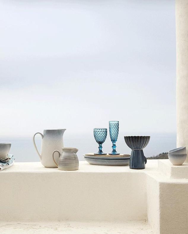 La esencia del Mediterráneo se cuela en cada rincón a través de detalles y adornos que nos transportan al mar y a un verano sin fin. Las jarras de cerámica cuestan 17 euros, los jarrones, disponibles desde 7 euros y las copas y vasos de cristal cromado, desde 1.50 euros.