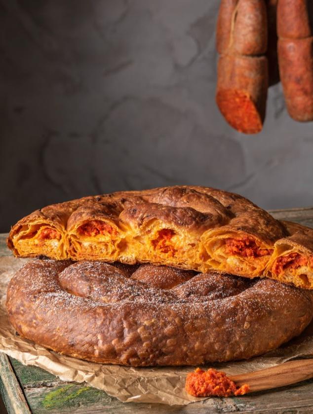 En Madrid las pastelerías Mallorca han lanzado una nueva versión de su ensaimada en colaboración con el maestro charcutero Xesc Reina. La Malloca x Can Company by Xesc Reina recrea el sabor mediterráneo a través de una deliciosa ensaimada rellena de sobrasada que está disponible en sus tiendas físicas y online en dos formatos, individual y grande (6 raciones). 