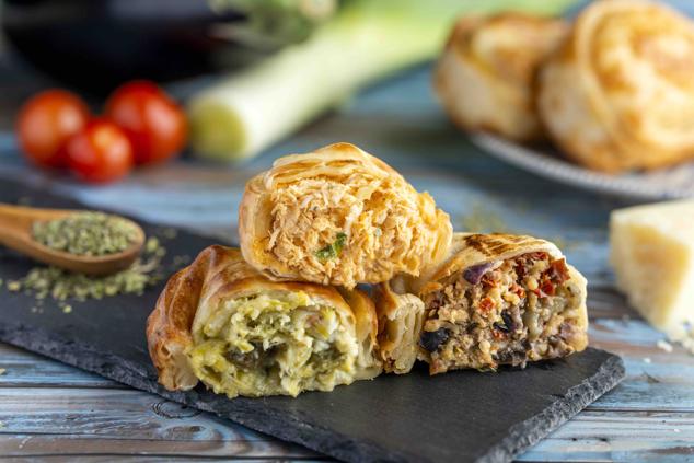 Disponibles en más de quince ciudades repartidas por toda España, las empanadas argentinas son una propuesta ideal cuando no quieres complicarte la vida y disfrutar de una buena comida. Veinte rellenos diferentes que gustan a todos, se comen con facilidad y se pueden llevar a todas partes.