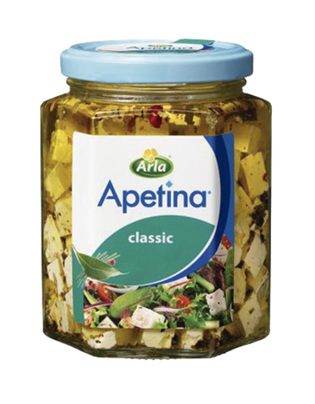 El queso griego es imprescindible en nuestras ensaladas en esta época del año, pero también podemos degustarlo solo en el caso de los dados en aceite, aderezados con finas hierbas. Arla Apetina ha lanzado este año además una variedad sin lactosa, con menos grasa, menos sal y más proteína. 