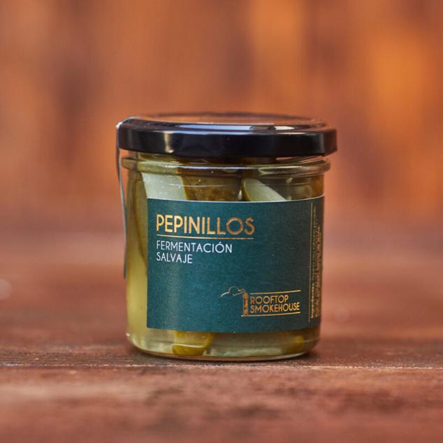 La firma barcelonesa Rooftop Smokehouse apuesta por el ahumado, la fermentación y los encurtidos para crear una carta de productos compuesta por productos locales a los que les dan un sabor diferente y único. Entre ellos están los pepinillos de fermentación salvaje, con eneldo y sal, que son ideales para acompañar carnes o degustar como aperitivo. Podemos encontrarlos en su web y en tiendas gourmet. 