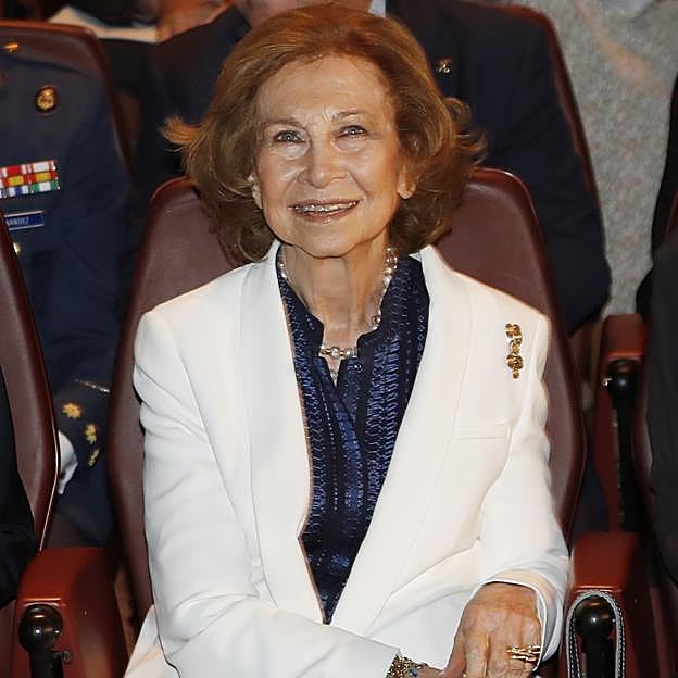 Así es el look de la reina Sofía con truco low cost: la blazer blanca más elegante que está en las rebajas de Zara (y le ha copiado la infanta Elena)