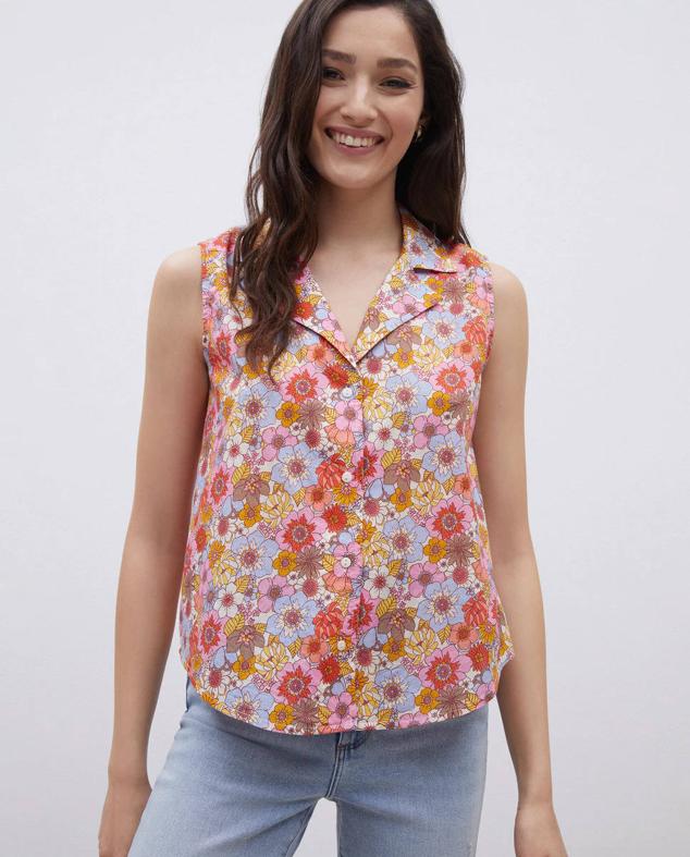 Este modelo  de Fórmula Joven tiene un cierre de botones