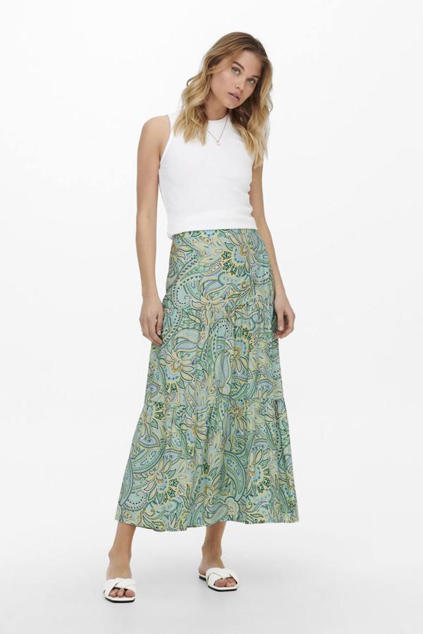 Falda larga en tejido fluido con estampado tipo paisley color turquesa, talle alto y división por paneles, de Springfield. Tiene un precio de 34,99 euros.