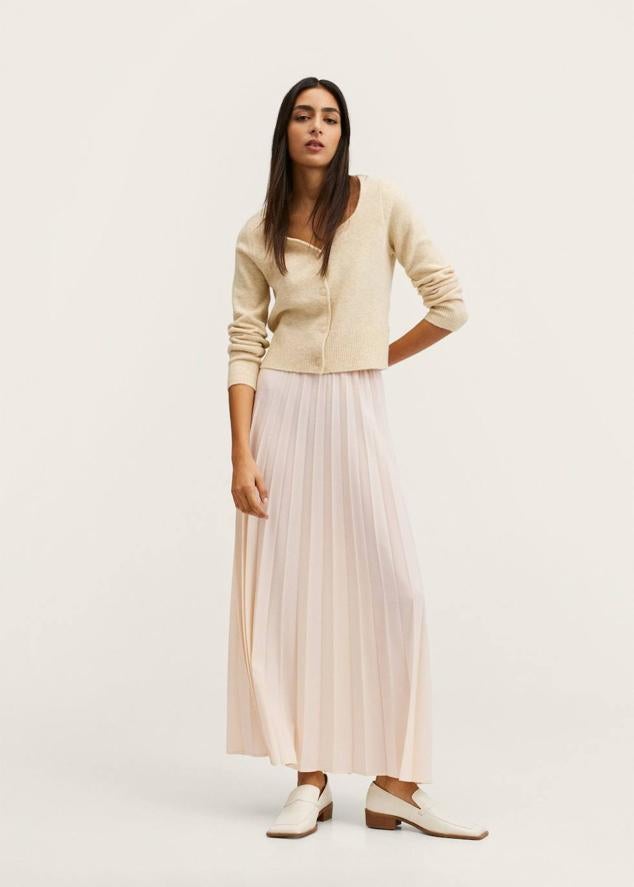 Falda larga en tejido ligero y plisado con diseño recto, talle alto y cintura elástica, color crudo, de Mango. Su coste actual es de 19,99 euros.