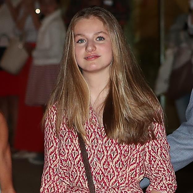 El vestido camisero rebajado y muy barato de la princesa Leonor que ha causado furor por lo ponible y favorecedor que es