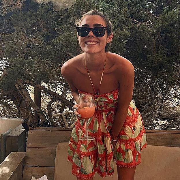 Imagen principal - Ni flores ni vichy, el vestido estampado más veraniego y original es este made in Spain de frutas