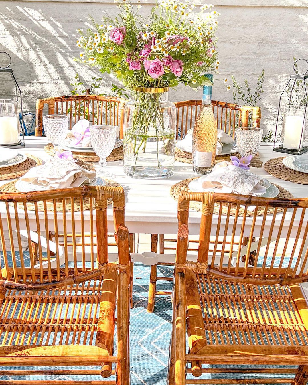 La madera rústica y de estilo retro son las protagonistas de los comedores exteriores para verano. Y estamos completamente enamoradas de este que puedes  comprar en Amazon  desde 100 euros al mes. Cómpralo aquí