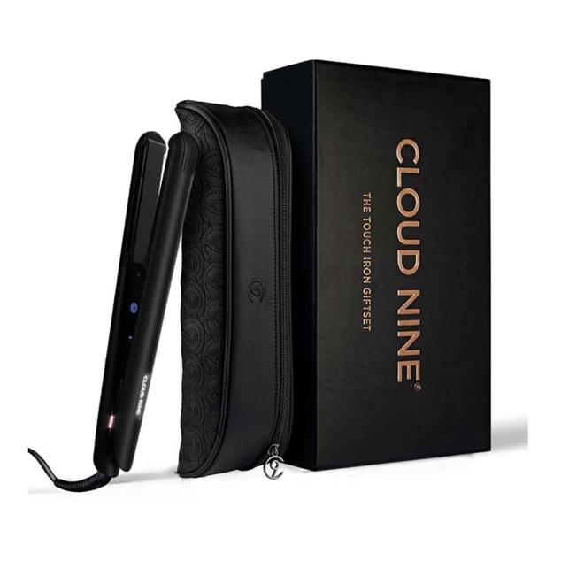 Con la exclusiva Tecnología Kinder Styling de CLOUD NINE's, las Placas de Cerámica con Infusión de Minerales y el Control de la Temperatura te da el control de The Touch Iron. Permitiéndote elegir la temperatura que mejor se adapte a tu tipo de cabello, reteniendo la humedad, sellando la cutícula y dejando tu pelo con un aspecto sano y brillante. Precio: 139,30 euros. Cómpralo aquí