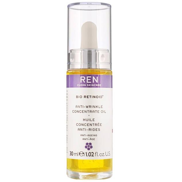 Bio Retinoid Anti-Wrinkle Concentrate Oil de REN  es un tratamiento rejuvenecedor en formato aceite que emplea tres fuentes de vitamina A alternativas al retinol, con las mismas propiedades estimuladores de la producción de colágeno y la regeneración de las células, reduciendo visiblemente manchas, arrugas, y flacidez. La piel estará más tersa, firme, tonificada, luminosa y lisa, también gracias al extracto de flor de la garrapata, soja, algodón, lino, romero y la vitamina E. Cómpralo aquí
