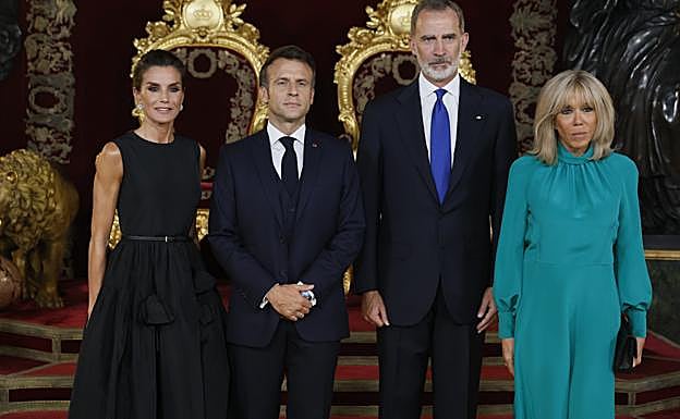 Los reyes Felipe VI y Letizia, junto al presidente francés Emmanuel Macron y su esposa, Brigitte Macron. 