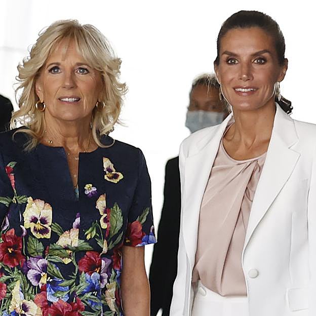 Un traje que puedes comprar en Zara y un vestido de flores, así ha sido el segundo duelo de estilo entre la reina Letizia y Jill Biden