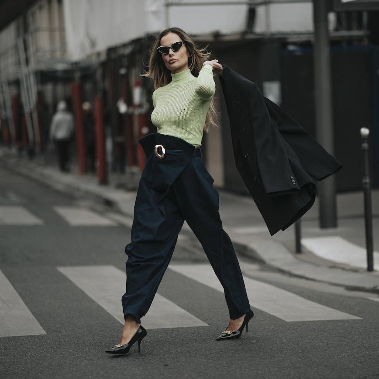 Pincha en la foto para ver los vaqueros estampados más bonitos que comprarás rebajados y son ideales para rejuvenecer el look