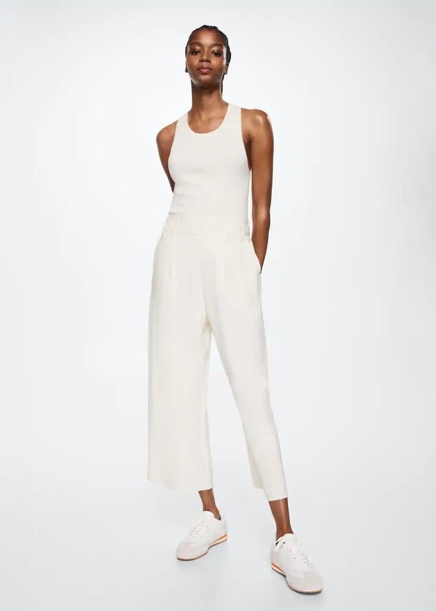 Los culotte sientan fenomenal al team petite, y una gran oportunidad para llevarlos es en pantalones de traje y looks de oficina. Este pantalón crop está disponible en tres colores, pero nosotras nos hemos enamorado del blanco porque es perfecto para los días más estivales. 