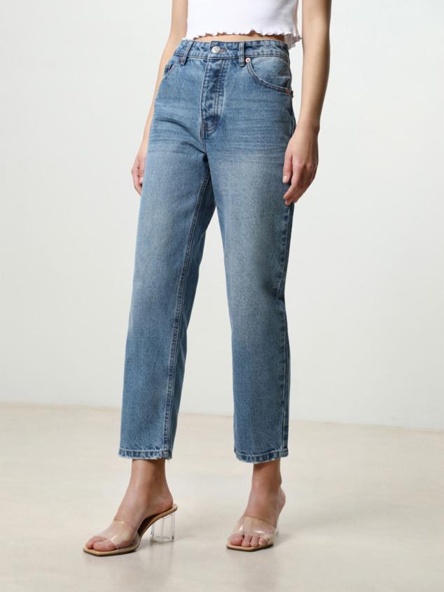 No hay prenda más versátil y atemporal que los pantalones vaqueros. Escoge unos de corte recto si quieres ponértelos generación tras generación sin que pasen de moda. Además, disimulan pierna, estilizan y gracias a su talle alto, ganarás unos centímetros. 