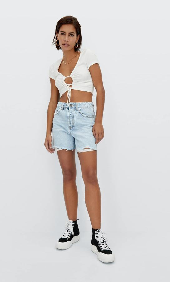 Perfectas para el día a día, podrás presumir de piernas con la ayuda de estas bermudas vaqueras. Son las favoritas de las mujeres de más de 50 años, ya que resultan versátiles, cómodas y muy ponibles. 