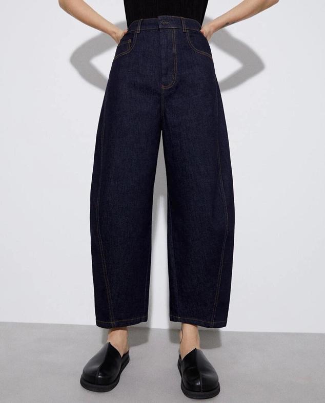 Originales, favorecedores y tan ponibles que da igual la estación del año en la que te los pongas. Podrás lucirlos con tops o blusas. Eso sí, lo mejor es que escojas una parte superior algo más ajustada para equilibrar la silueta. 