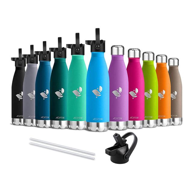 Botella de agua de doble pared con aislamiento al vacío que permite mantener la temperatura del líquido. Esta botella de agua de viaje viene con una tapa libre de fugas, BPA y a prueba de fugas. La tapa de acero inoxidable evitará derrames accidentales. Precio: 13,99 euros. Cómpralo aquí