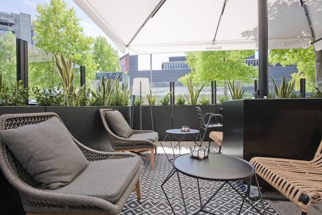 En uno de los espacios más agradables de la Plaza del Baluarte, Carlos Rodríguez presenta tapas innovadoras y platos de producto local con influencias mediterráneas. Alcachofas de Tudela; pimiento de pikillo relleno de chipirón, bacalao, hongos o txangurro; platos de cuchara como el estofado de toro o las pochas de Sangüesa; y un guiño al sur y norte de Navarra con el postre de chocolate Elizondo. Imprescindibles sus premiados cócteles, como el Mojirose, elaborado con vino rosado D.O Navarra. (facebook.com /terrazabaluarte).