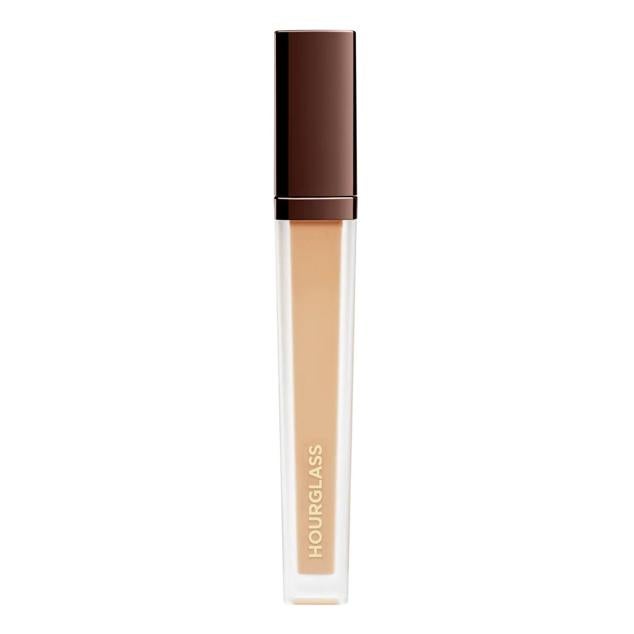 Vanish™ Airbrush Concealer de Hourglass es un corrector super ligero que proporciona la cobertura perfecta, tiene un efecto filtro difuminador y hace que la mirada este absolutamente radiante y rejuvenecida, sin que se note que llevamos maquillaje. Es una fórmula waterproof de larga duración que requiere de la mini cantidad para contrarrestar las ojeras y es capaz de alisar la piel. Cómpralo aquí