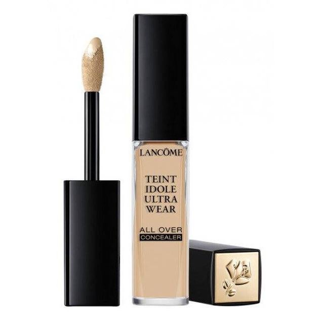 Teint Idole Ultra Wear All Over Concealer de Lancôme tiene una fórmula de larga duración, que es como una segunda piel, pero con cobertura total capaz de corregir los tonos más oscuros y difíciles de camuflar. No reseca, ni se desvanece, aporta hidratación, confort y flexibilidad, atenúa líneas de expresión y es capaz de camuflar los signos de fatiga eficazmente. Contiene extracto de moringa y rosa para una mayor luminosidad. Cómpralo aquí