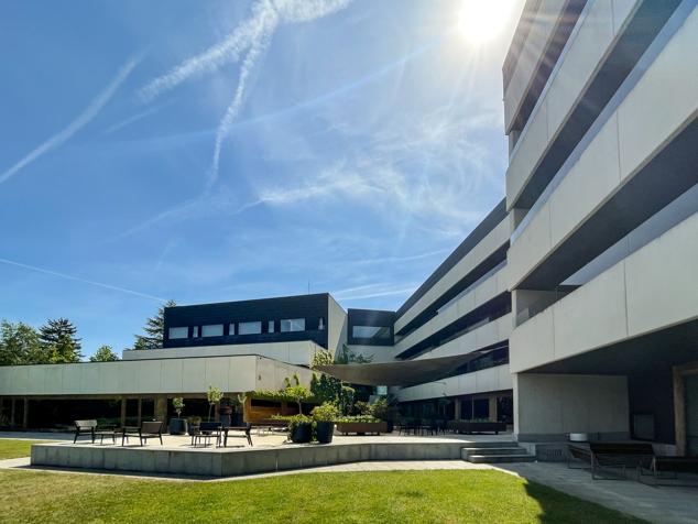 En los amplios espacios de este hotel familiar, cuyos jardines de tres hectáreas lindan con el río Arga, se respira calma. Sus 60 habitaciones y 13 suites, de diseño minimalista y con numerosas piezas de arte, ofrecen una de las mejores vistas de la ciudad. Con una filosofía slowfood, basada en las verduras y hierbas cultivadas en su huerto, Leandro Gil lidera sus dos restaurantes. Además, este año ha obtenido una estrella Michelin en La Biblioteca, donde crea sensaciones culinarias y reinterpreta con elegancia y respeto las mejores verduras de la ribera navarra. Su spa es otro de sus must. (almahotels.com).