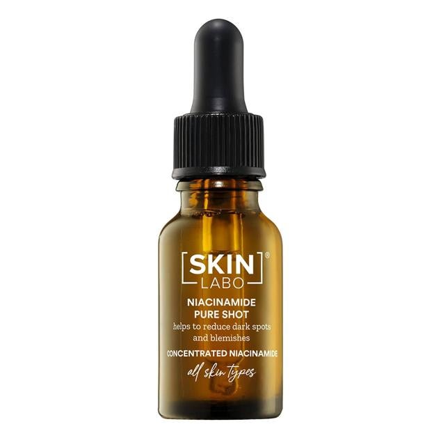 El concentrado de niacinamida de SkinLabo ilumina la piel al tiempo que regula la producción de sebo.  Cómpralo aquí