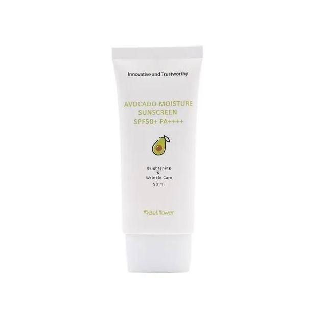 Avocado Moisture Sunscreen de Bellflower se trata de un protector solar SPF50 de amplio especto, con propiedades hidratantes, iluminadoras y antiarrugas para presumir de un rostro rejuvenecido cada mañana, mientras mantenemos la piel saludable. Está formulado con aguacate, niacinamida, vitamina E y adenosina que combinan sus poderes para tratar todos los aspectos del rostro, sean manchas, arrugas, falta de firmeza, opacidad y textura, a la par que protegen de los agresores y la radiación.