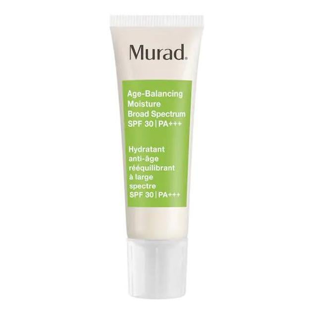 Age Balancing Moisture de Murad es una loción hidratante con SPF30 de amplio espectro, que restaura la piel seca y envejecida. Su fórmula está enriquecida con proteínas de plantas que rellenan la piel y cubren los niveles de hidratación, además de una mezcla de aceites de aguacate, uva y girasol que mantienen esa humedad en la piel, la dejan sedosa, elástica y resplandeciente. A la vez, el complejo de péptidos estimula el colágeno para corregir los signos de la edad. Cómpralo aquí