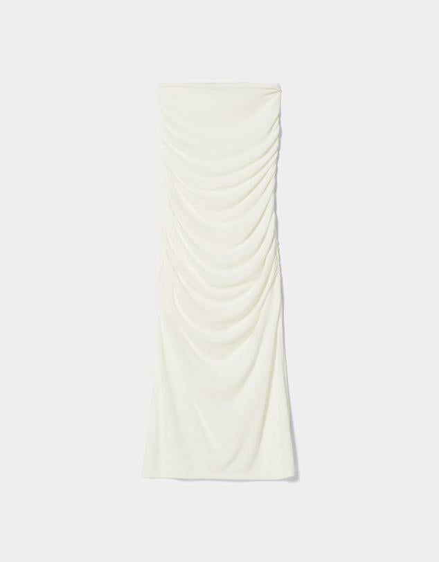 De corte midi sin mangas y con fruncido lateral. No importa tu figura, este vestido se adaptará a ti a la perfección. Es de Bershka. Precio 19,99 €.