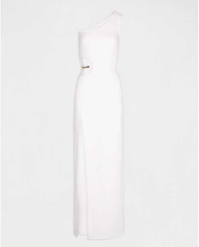 Largo, ajustado y asimétrico. Destaca por su diseño sin mangas y con tirante ancho. Además de su abertura con detalle de cadena en el lado de la cintura. Es de El Corte Inglés. Precio: 95 €.