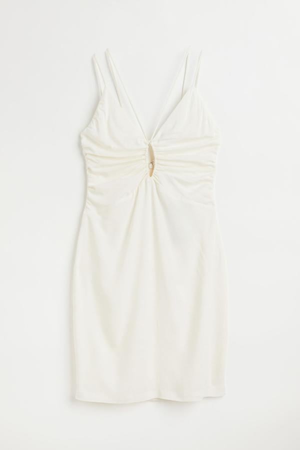 Corto con escote de pico y tirante espagueti doble. Abertura en forma de cerradura. Ceñido y con un ligero efecto drapeado. Es de H&M. Precio: 19,99 €. 