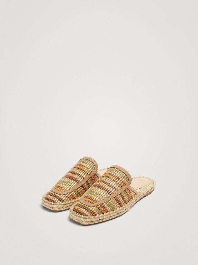Alpargatas planas destalonadas en tejido de yute combinado, multicolor. Tienen un precio rebajado de 19,99 euros.