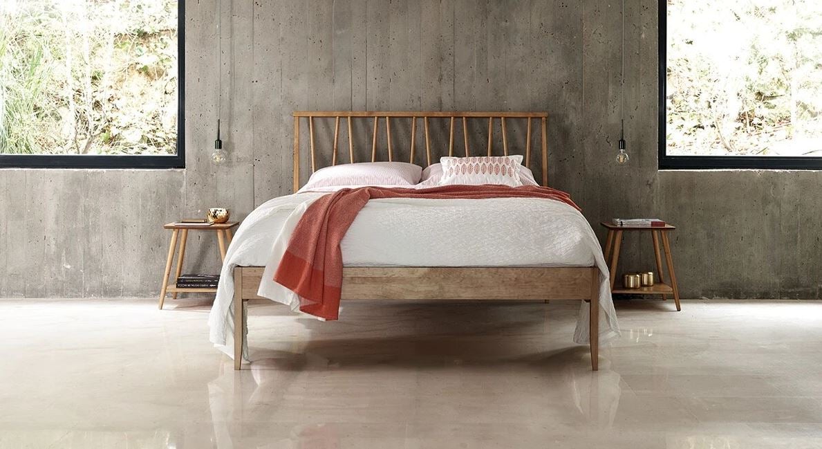 Los muebles auxiliares y los textiles son nuestros grandes aliados para transformar espacios por muy poco dinero con resultados sorprendentes. En este caso, nos quedamos con las mesillas de estilo retro de El Corte Inglés, disponibles en las rebajas por 79.95 euros. Cómpralo aquí