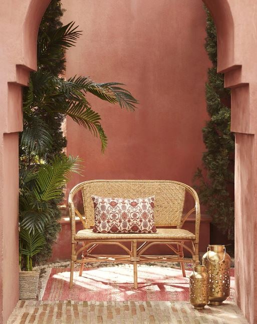 Perfecto para un rincón de tu jardín, para disfrutar del fresco en el porche, para una terraza pequeña con mucho estilo e, incluso, para un recibidor, este banco de bambú con revestimiento de ratán y diseño vintage de El Corte Inglés está rebajado a 219 euros. Cómpralo aquí