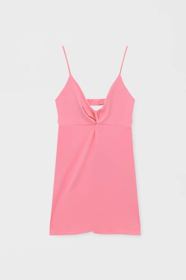 Vestido corto con escote drapeado, tirantes finos y espalda descubierta. De Pull&Bear. Precio rebajado: 12,99 €. 