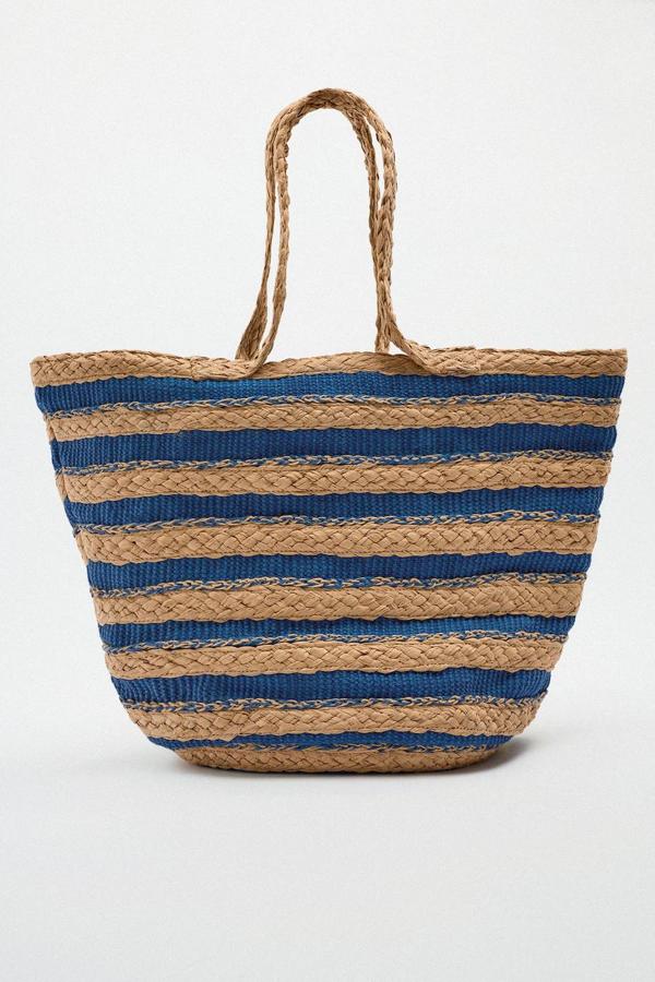 Capazo grande con cuerpo combinado a rayas en color natural y azul, de Zara. Está rebajado a 19,99 euros.