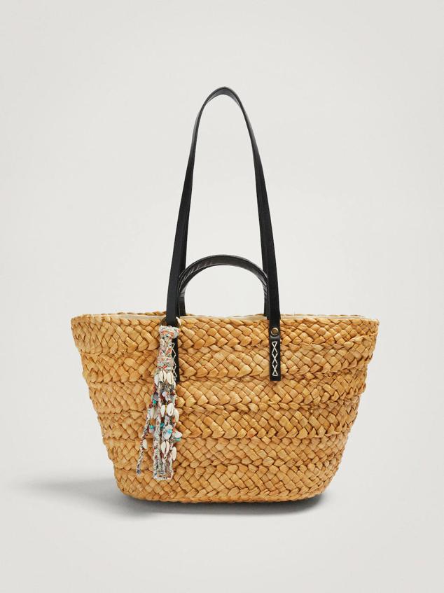 Shopper de paja tipo cesta con asas de mano y de hombro, decorado con colgante con conchas, de Parfois. Cómpralo con rebaja a 22,99 euros. Cómpralo aquí
