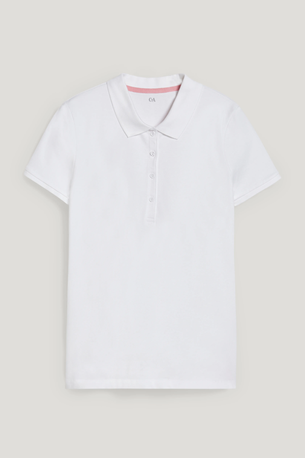 Polo blanco básico para mujer. Confeccionado de piqué fino con elástico y posee a su vez aberturas laterales en el bajo. Es de C&A. Precio: 12,99 €.