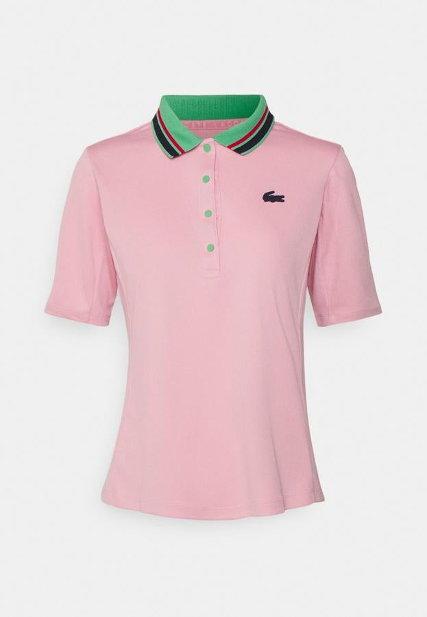 Polo rosa de mujer. Está confeccionado en algodón, con el logo de la marca bordado en el pecho izquierdo. Tiene cierre de cuatro botones en el cuello, el cual es tricolor. Es de Lacoste. Precio rebajado: 57 €.