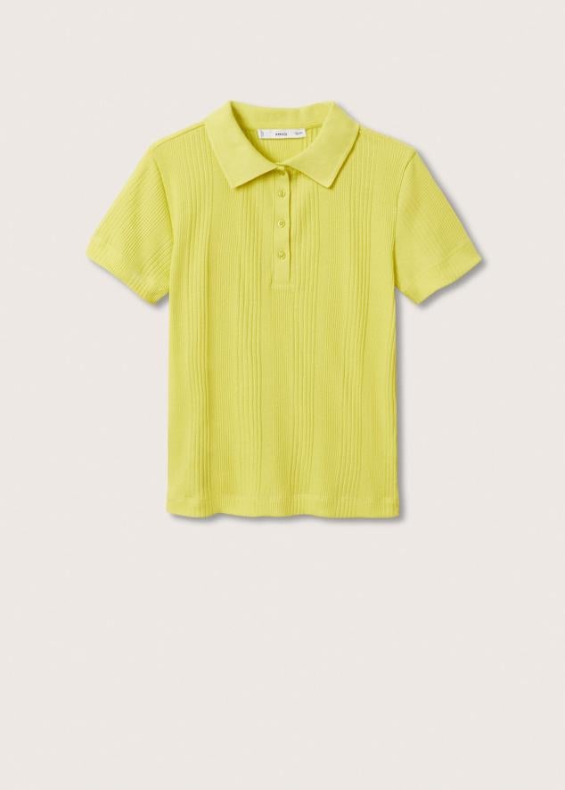 Polo de algodón canalé de la colección Committed. Posee un diseño recto con cuello polo. Es de manga corta y tiene un cierre de cuatro botones en el cuello. Es de Mango. Precio rebajado: 7,99 €.