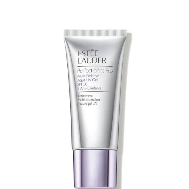 Perfectionist Pro Multi-Defense Aqua UV Gel SPF 50 de Estée Lauder es un fotoprotector en gel que combate los rayos UVA y UVB al tiempo que mantiene los niveles óptimos de elastina para rejuvenecer la piel. Está formulado con una super mezcla antioxidantes de resveratrol, té verde y vitaminas C y E capaces de reparar el daño provocado por el envejecimiento, mejorar los signos de la edad y perfeccionar la tez. Además, hidrata, evita la sequedad y descongestiona. Cómpralo aquí