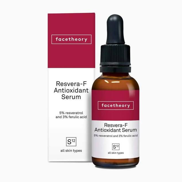 Resvera-F S12 Antioxidant Serum de The Face Theory se trata de un tratamiento antioxidante y antiedad que combate líneas de expresión, manchas, pérdida de elasticidad, irritación y falta de hidratación. Esto lo consigue a través de la mezcla de resveratrol al 5% y ácido ferúlico al 3%, protegiendo la piel de los daños que provocan el envejecimiento celular, junto a una tecnología que previene y repara la oxidación.