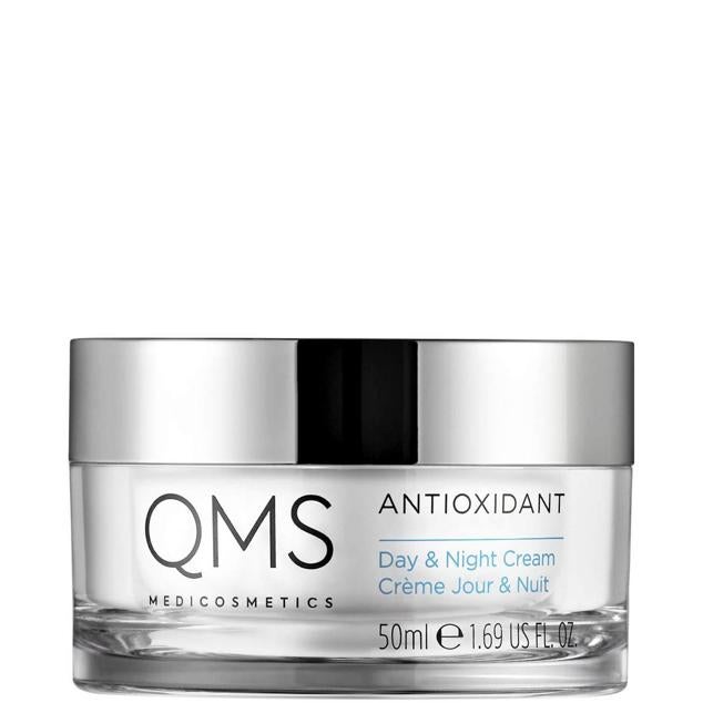 La crema Antioxidant Day and Night Cream de QMS Medicosmetics es un tratamiento hidratante y antiedad para día y noche que protege la piel reforzando la función de la barrera, reduce las líneas de expresión y arrugas, tersa, afina la textura y aumenta la elasticidad, a la par que ilumina profundamente. Esto se consigue gracias a la poderosa combinación de resveratrol, extracto de uva, vitamina C, vitamina E, péptidos, bisabolol, aceite de coco y extracto de levadura. Cómpralo aquí