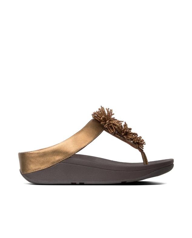 La marca FitFlop nos trae estas sandalias con entresuela ergonómica que están decorada con pompones.  Cómpralo aquí