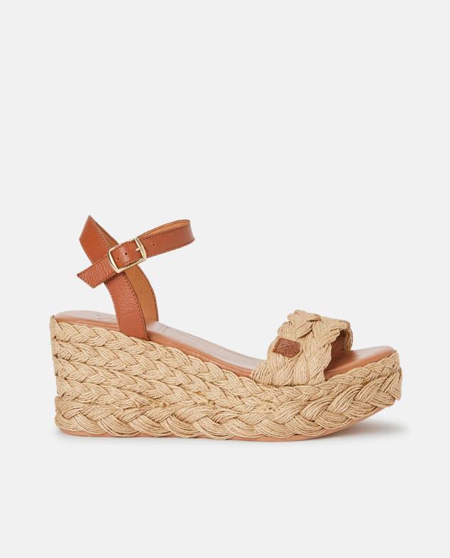 Estas de la marca Popa cuentan con una tira en el empeine que tiene un diseño trenzado.  Cómpralo aquí