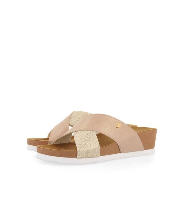 Otra buena opción son estas sandalias de Gioseppo que tienen unas tiras cruzadas de color oro.  Cómpralo aquí