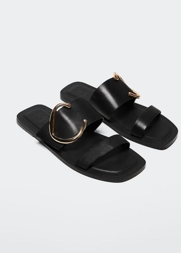 Un diseño más sofisticado que podrás llevar también con tus looks de noche. Sandalias de piel en color negro con hebillas de Mango (49,99 euros) 