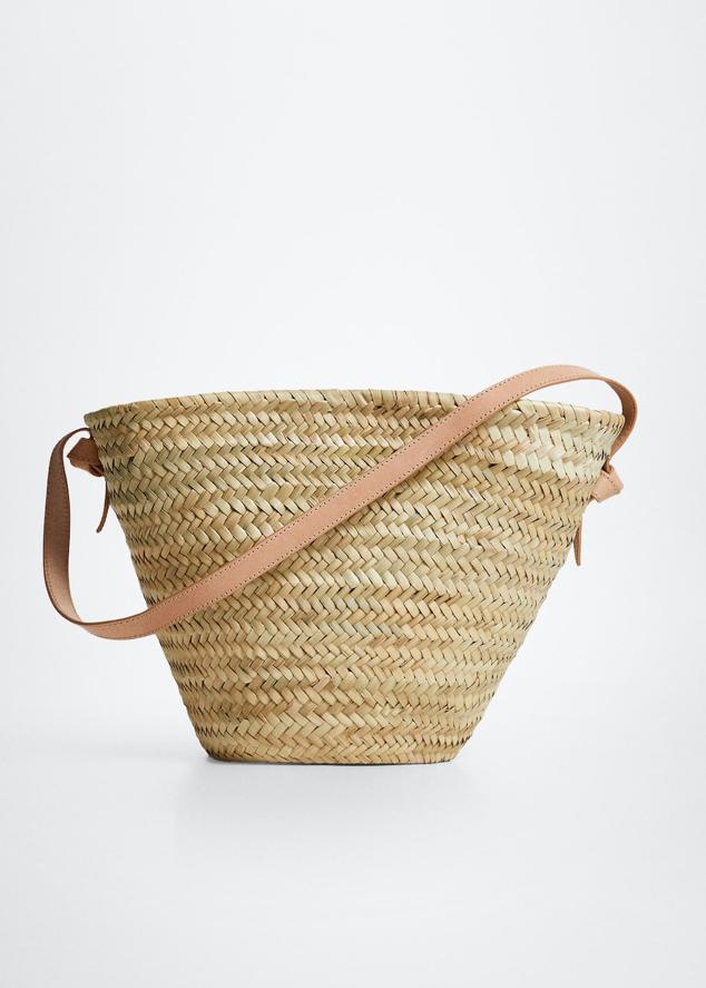 El clásico bolso playero también se adapta a los looks del día a día. Bolso de rafia de Mango (59,99 euros)