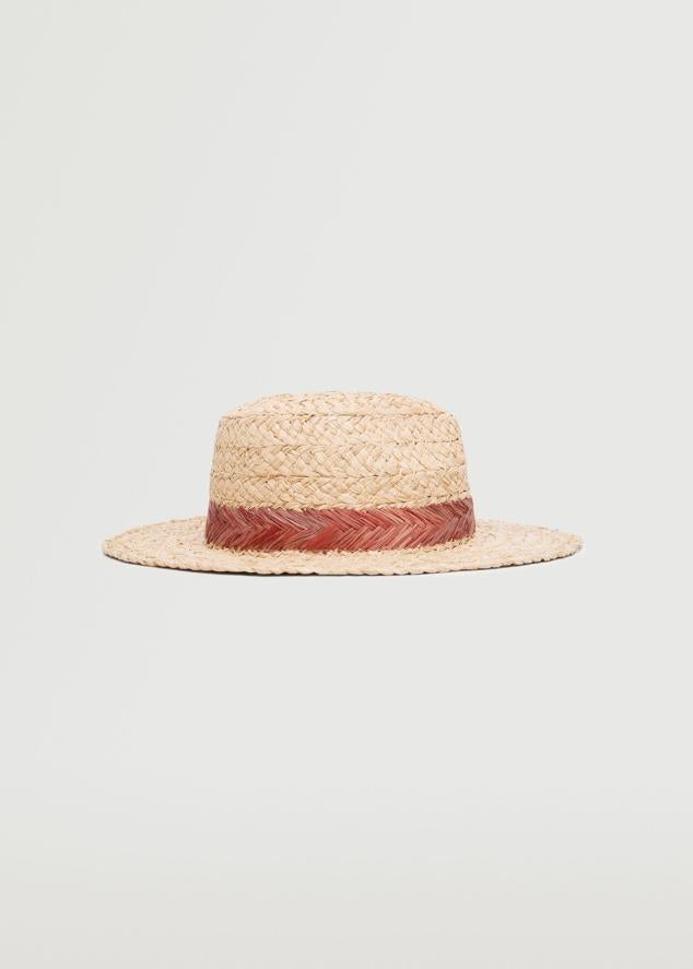 Otro sombrero básico para lucir este verano en la orilla del mar. Bolso con tira trenzada de Mango )25,99 euros)